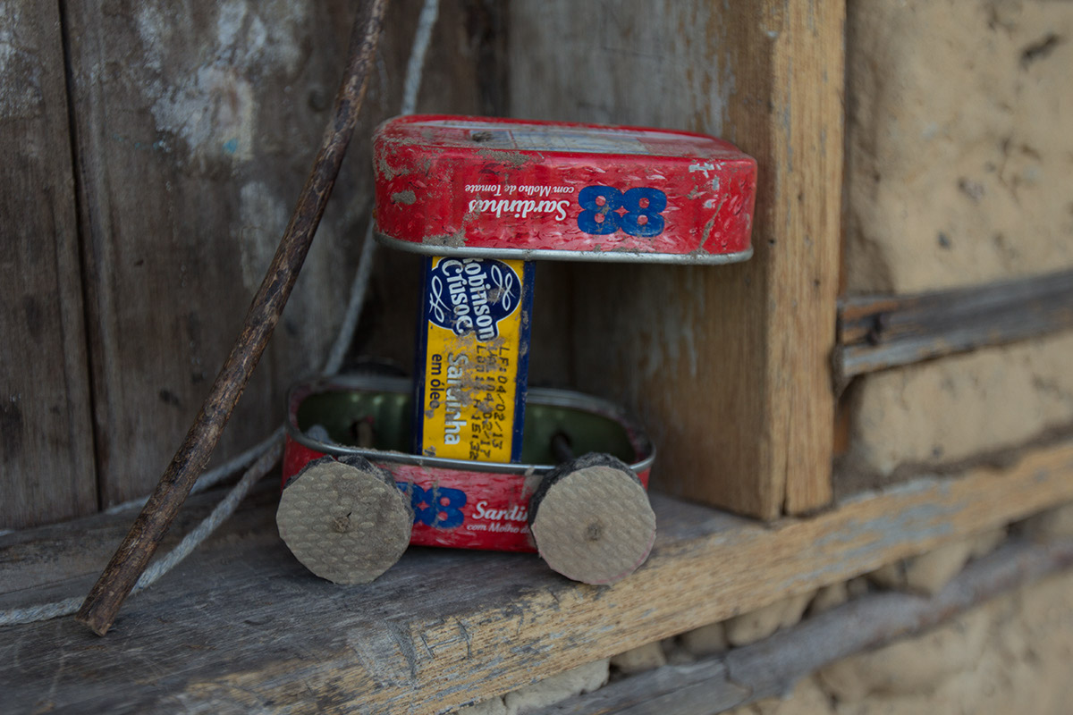 Foto de um carrinho feito de latas de sardinha.