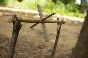 Foto ilustrando uma roda da agua feita com gravetos e bambu.