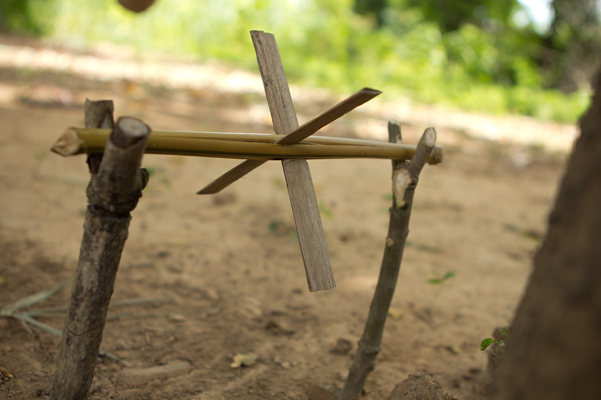 Foto ilustrando uma roda da agua feita com gravetos e bambu.