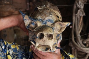 Foto de um homem vestindo uma máscara de um monstro.