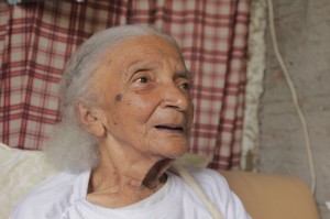 Foto de uma senhora de cabelos grisalhos.