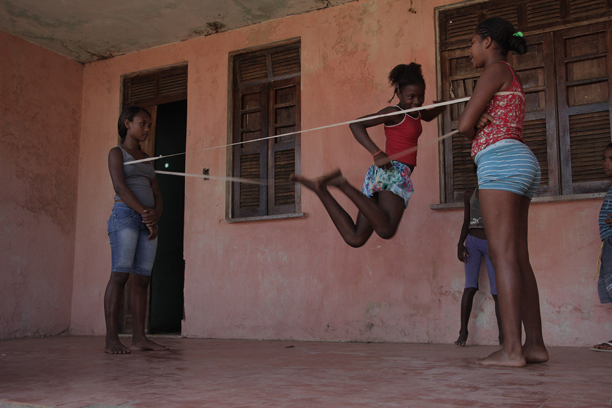 Foto de Três garotas brincando de elástico .