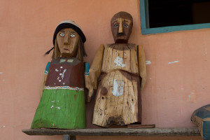 Imagem de duas esculturas de madeira .