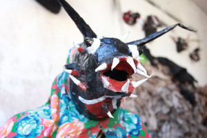 Imagem de uma escultura multicolorida.