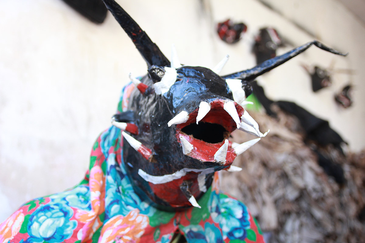 Imagem de uma escultura multicolorida.