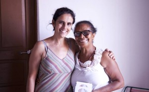 Foto ilustra duas mulheres.