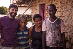 Foto ilustra quatro pessoas, dois homens, um garoto e uma mulher.