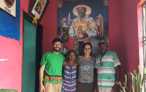 Foto ilustra quatro pessoas dois homens e duas mulheres.