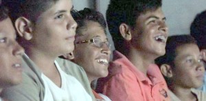 Foto composta por vários garotos sorrindo.