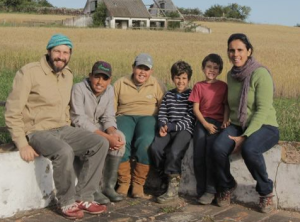 Foto ilustrando uma família com um homem uma mulher e quatro garotos.
