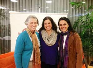 Foto ilustrando três mulheres e uma senhora.