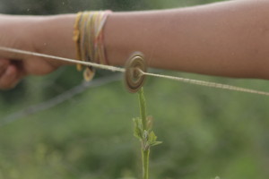 Foto de um brinquedo corrupio feito com um botão.