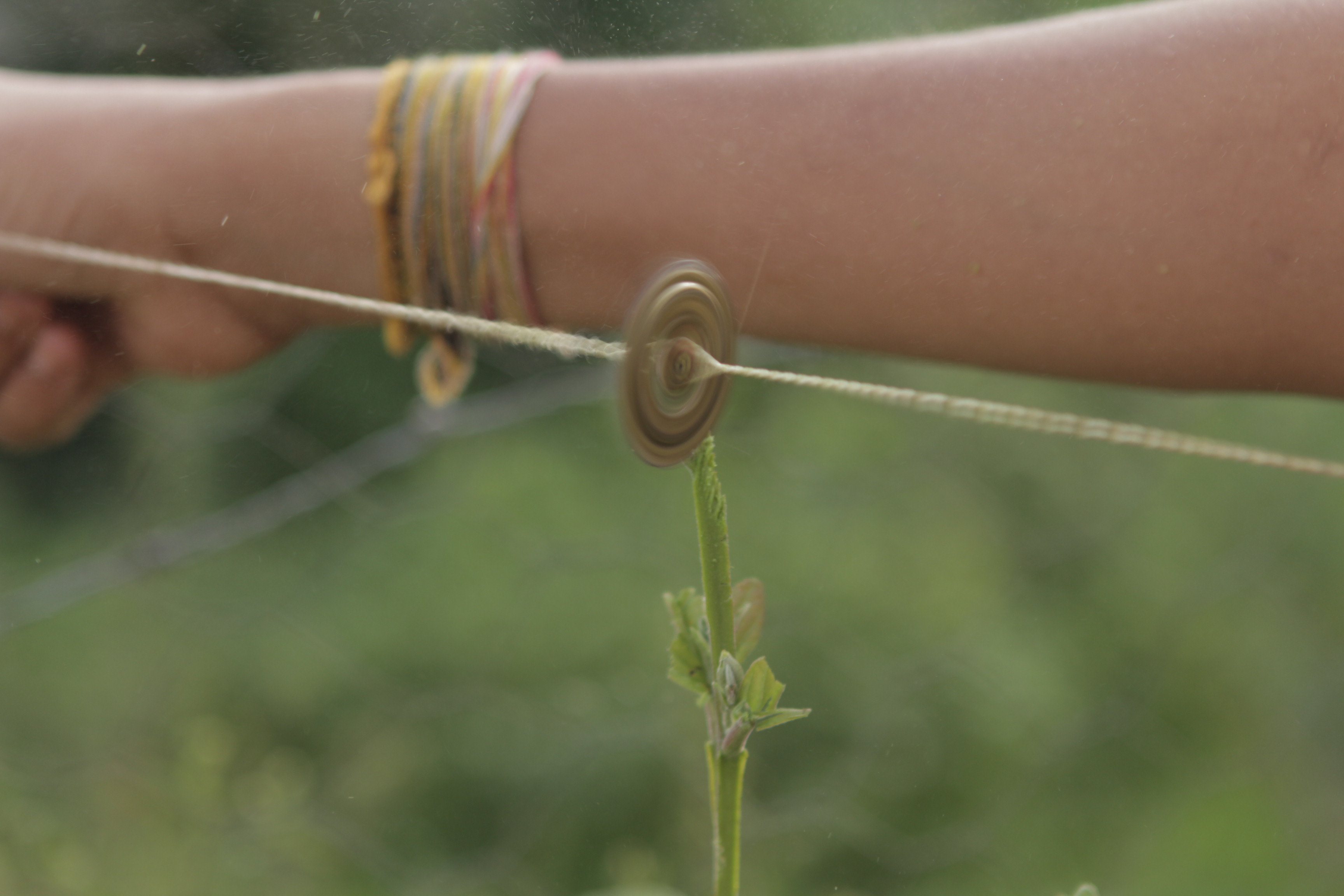 Foto de um brinquedo corrupio feito com um botão.