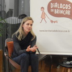 Foto de uma mulher sentada interagindo.