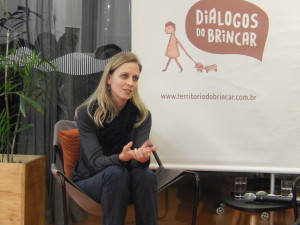 Foto de uma mulher sentada interagindo.