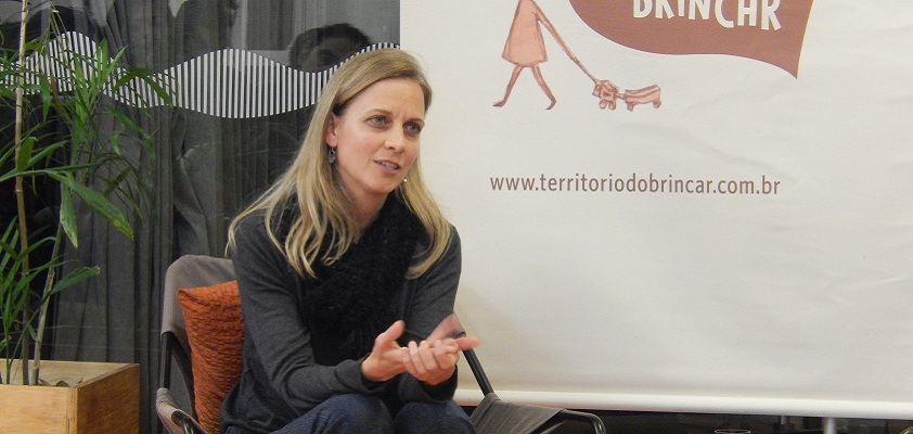 Foto de uma mulher sentada interagindo.