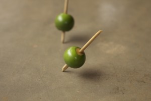 Foto de dois peões feito a mão giram em um chão