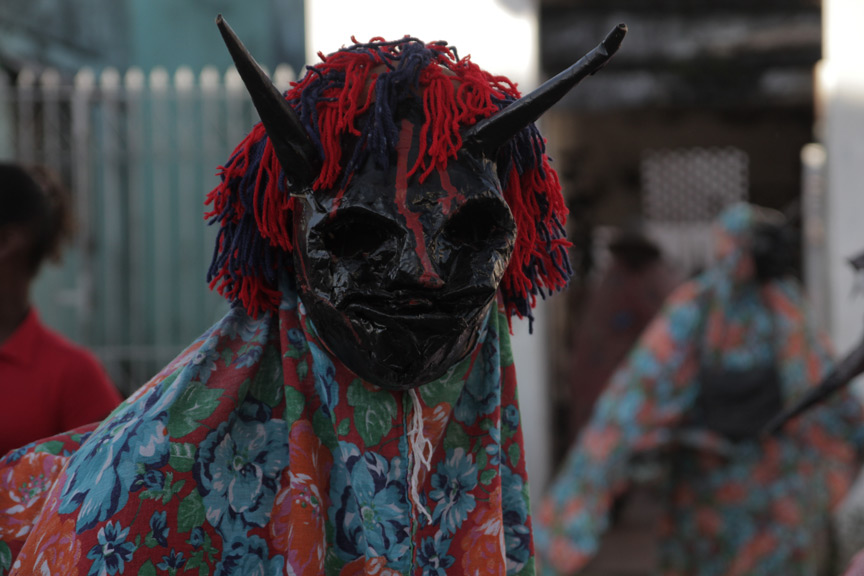 Foto de um bumba meu boi com uma máscara de monstro.