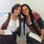 Foto de duas mulheres sentadas.