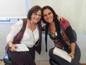 Foto de duas mulheres sentadas.