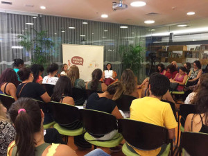 Fotografia de uma reunião, cadeiras posicionadas em círculo. As pessoas conversam.