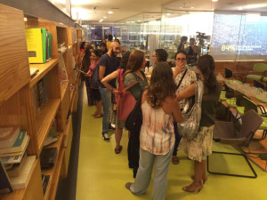 Foto ilustrando interação entres inúmeras pessoas conversando.