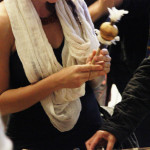 Foto ilustrando uma mulher com um objeto indígena nas mãos.