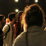 Foto de um grupo de pessoas de mãos dadas em que todos estão felizes prestigiando o evento.