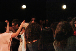 Foto de um grupo de pessoas de costas de mãos dadas destrunfando o evento.