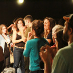 Foto mostrando inúmeras pessoas se interagindo.