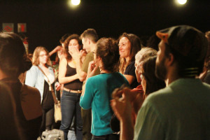 Foto mostrando inúmeras pessoas se interagindo.