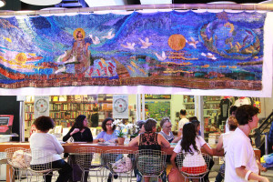 Imagem de um grupo de mulheres sentadas em volta de uma mesa.