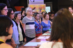 Imagem de várias mulheres de mãos dadas em um circulo .