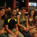 Foto com cinco pessoas, quatro mulheres e um homem sorrindo para a câmera .