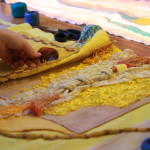 Foto de um artefato indígena sob uma mesa.