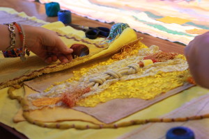 Foto de um artefato indígena sob uma mesa.