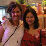 Foto de duas mulheres abraçadas posando para a câmera.