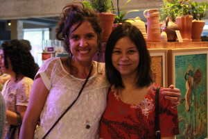 Foto de duas mulheres abraçadas posando para a câmera.