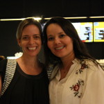 Foto de duas mulheres sorrindo para a câmera .