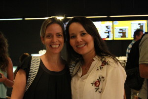 Foto de duas mulheres sorrindo para a câmera .