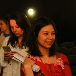 Foto ilustrando interação entre pessoas composta de três mulheres.