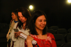 Foto ilustrando interação entre pessoas composta de três mulheres.