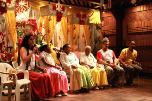 Foto ilustrando um diálogo entre pessoas ,composta de quatro mulheres e dois homens onde a mulher á esquerda tem um microfone á mão.