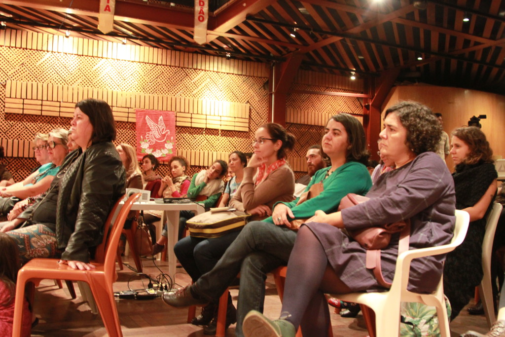 Foto que mostra um grupo de pessoas sentadas assistindo uma palestra.
