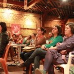 Foto que mostra um grupo de pessoas sentadas assistindo uma palestra.