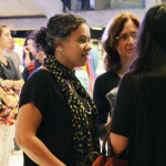 Foto ilustrando interação de três mulheres conversando.