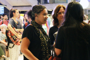 Foto ilustrando interação de três mulheres conversando.