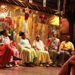 Imagem ilustrando um diálogo entre pessoas, composto de quatro mulheres e dois homens .