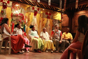 Imagem ilustrando um diálogo entre pessoas,  composto  de quatro mulheres e dois homens .