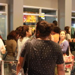 Foto ilustrando interação de inúmeras pessoas em um local.